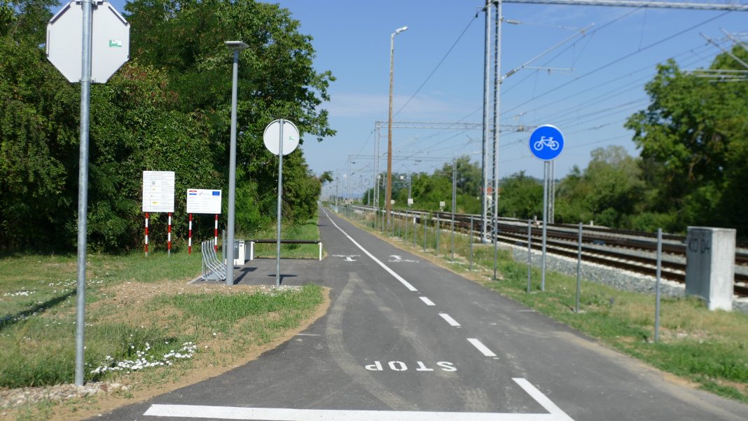 P1610636